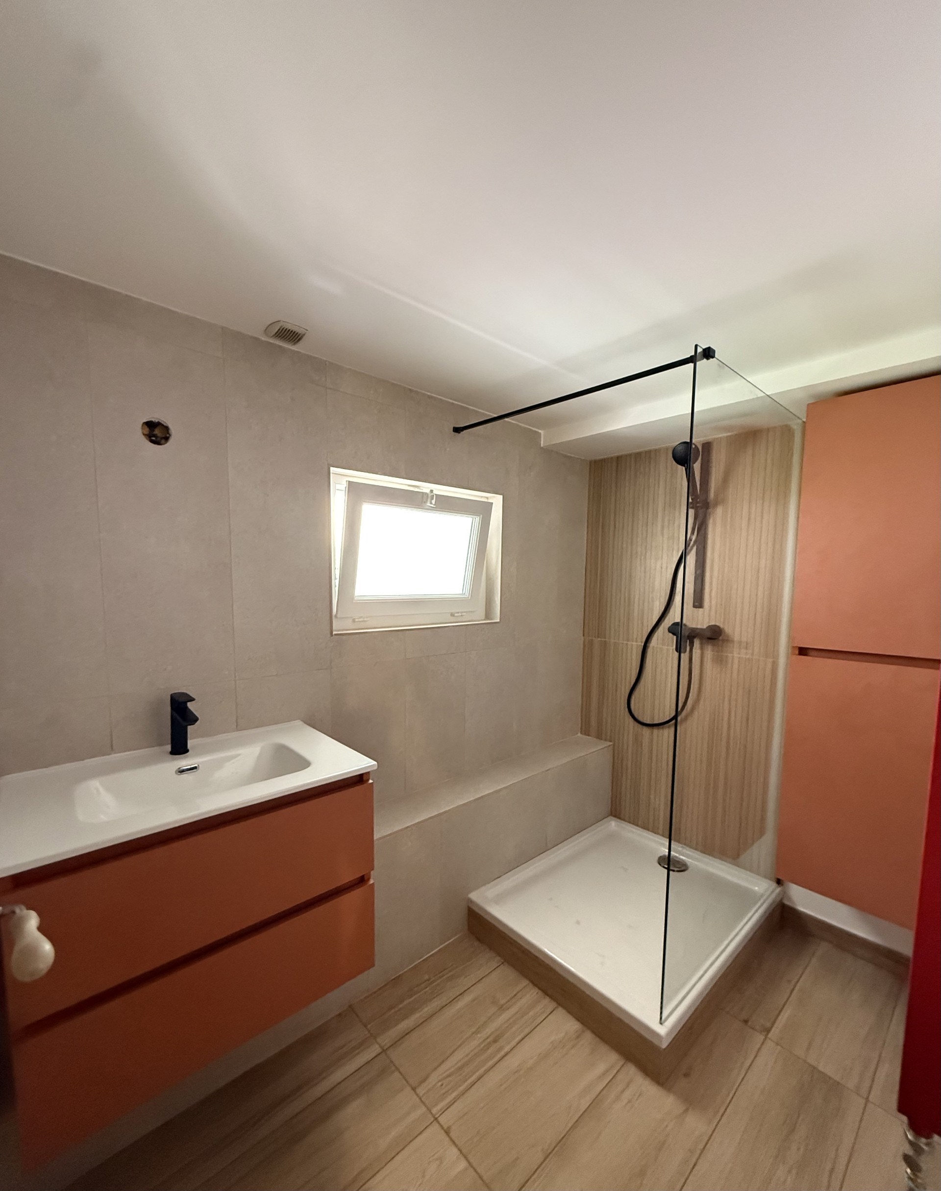 Après transformation en salle d'eau